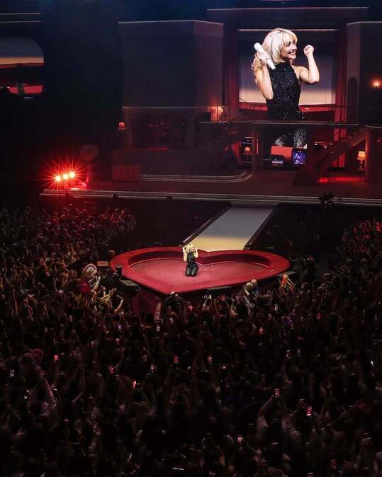 От звезды Disney до поп-иконы: феномен успеха Сабрины Карпентер — певицы и подруги Тейлор Свифт (фото 37)