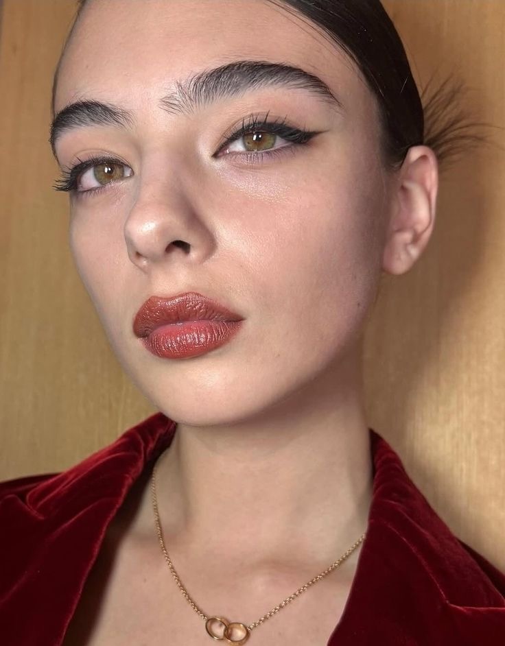 Cow lick eyebrows: тренд на лохматые брови — носим как Чарли XCX, Gabbriette и Дева Кассель (фото 6)