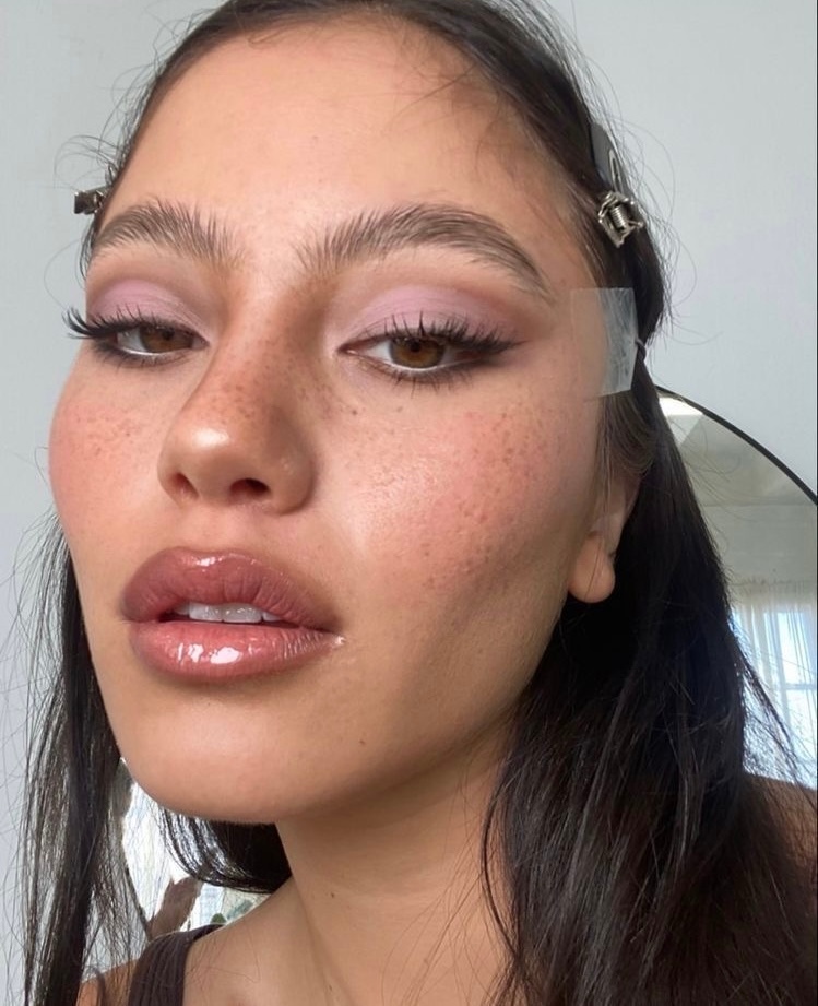 Cow lick eyebrows: тренд на лохматые брови — носим как Чарли XCX, Gabbriette и Дева Кассель (фото 18)