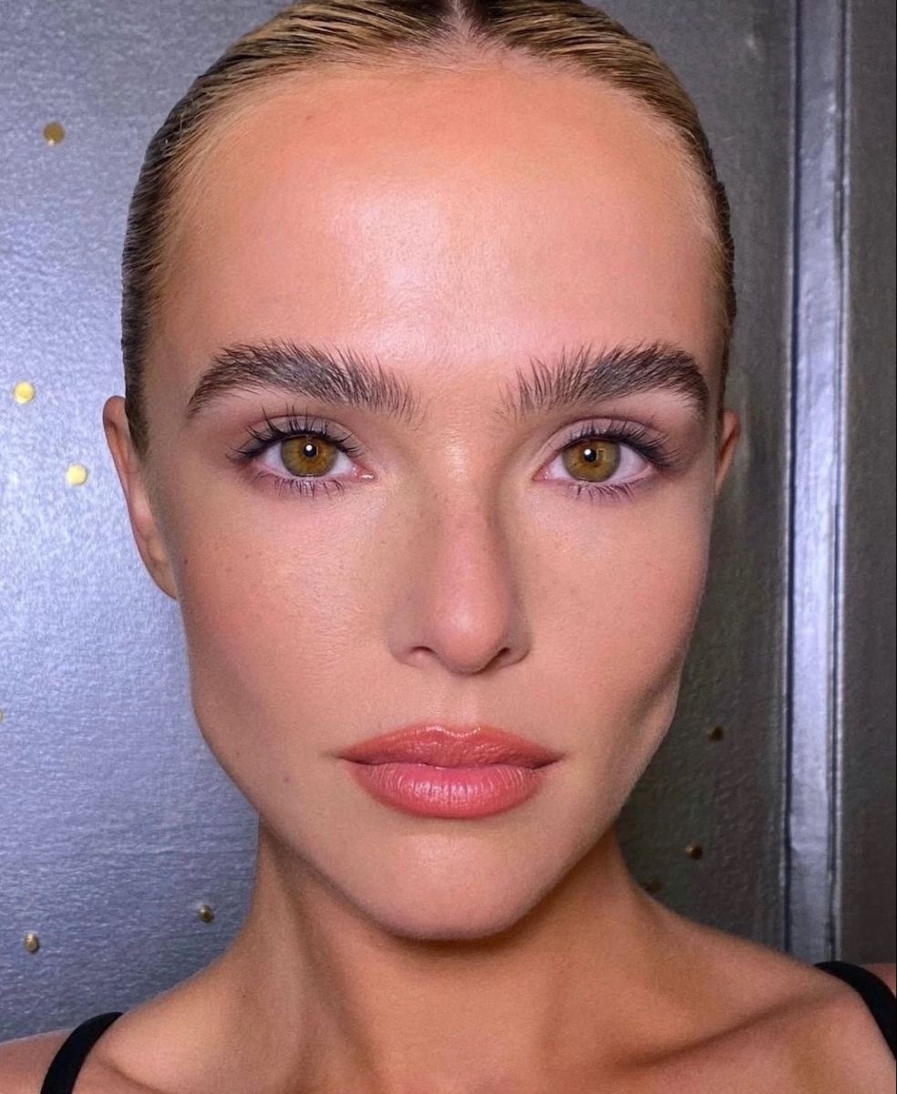 Cow lick eyebrows: тренд на лохматые брови — носим как Чарли XCX, Gabbriette и Дева Кассель (фото 5)