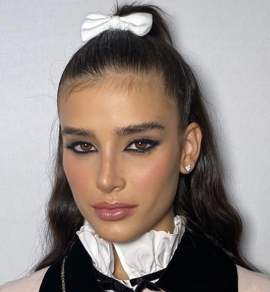 Cow lick eyebrows: тренд на лохматые брови — носим как Чарли XCX, Gabbriette и Дева Кассель (фото 16)