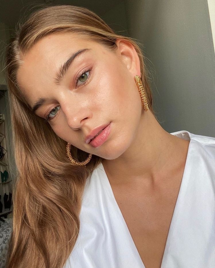 Cow lick eyebrows: тренд на лохматые брови — носим как Чарли XCX, Gabbriette и Дева Кассель (фото 30)