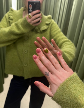 Глянцевые, «надутые» и «мыльные» ногти: главные тренды маникюра на лето 2025 (фото 12)