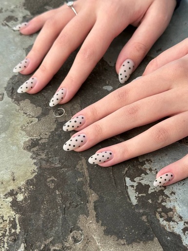 Глянцевые, «надутые» и «мыльные» ногти: главные тренды маникюра на лето 2025 (фото 6)