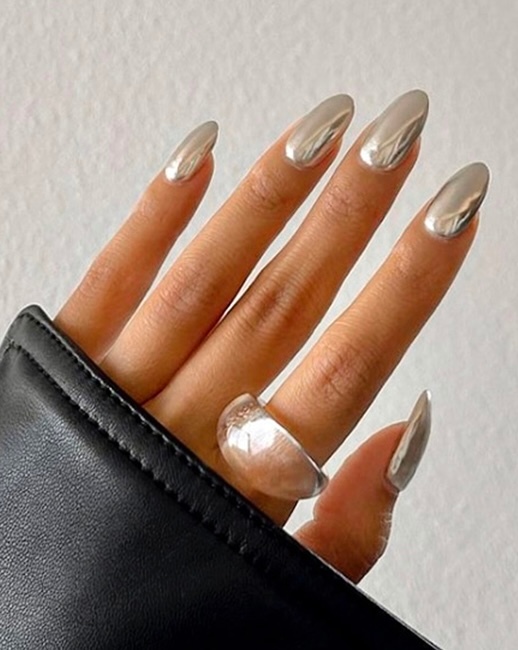 Глянцевые, «надутые» и «мыльные» ногти: главные тренды маникюра на лето 2025 (фото 8)