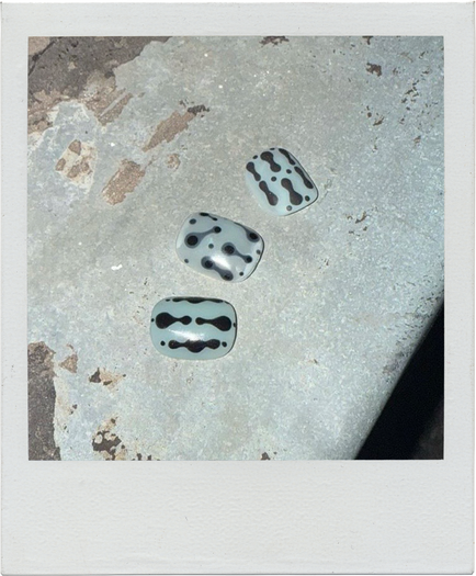 Глянцевые, «надутые» и «мыльные» ногти: главные тренды маникюра на лето 2025 (фото 4)