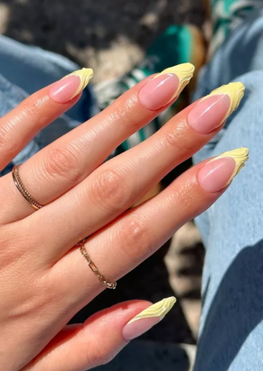 Глянцевые, «надутые» и «мыльные» ногти: главные тренды маникюра на лето 2025 (фото 27)