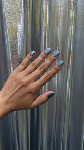 Глянцевые, «надутые» и «мыльные» ногти: главные тренды маникюра на лето 2025 (фото 22)