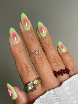 Глянцевые, «надутые» и «мыльные» ногти: главные тренды маникюра на лето 2025 (фото 19)