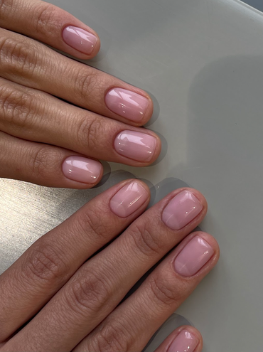 Глянцевые, «надутые» и «мыльные» ногти: главные тренды маникюра на лето 2025 (фото 3)