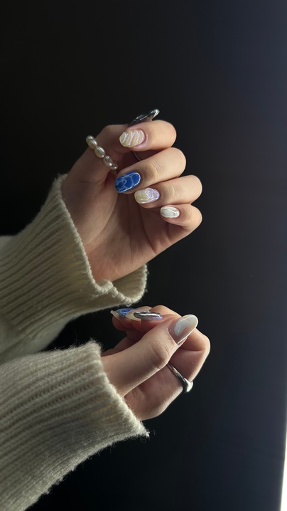 Глянцевые, «надутые» и «мыльные» ногти: главные тренды маникюра на лето 2025 (фото 14)