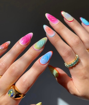 Глянцевые, «надутые» и «мыльные» ногти: главные тренды маникюра на лето 2025 (фото 15)