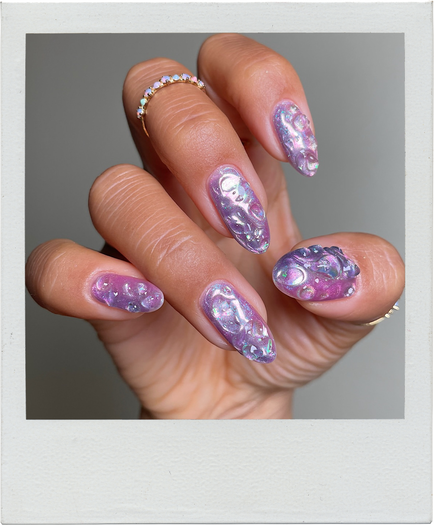 Глянцевые, «надутые» и «мыльные» ногти: главные тренды маникюра на лето 2025 (фото 13)