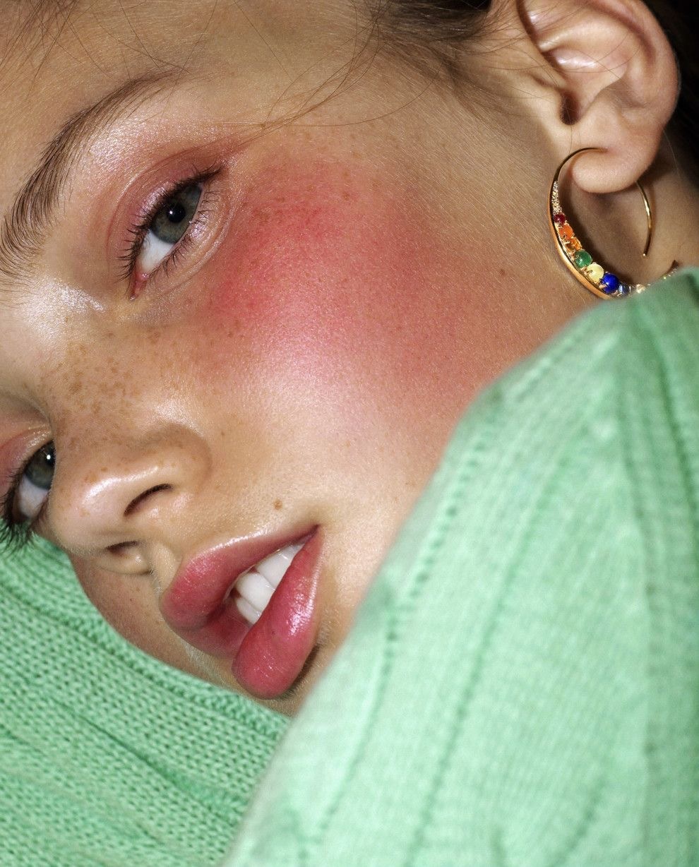 Guava Girl: тренд на макияж цвета тропического фрукта — носим как Селена Гомес, Эль Фаннинг и Фиби Дайневор (фото 27)