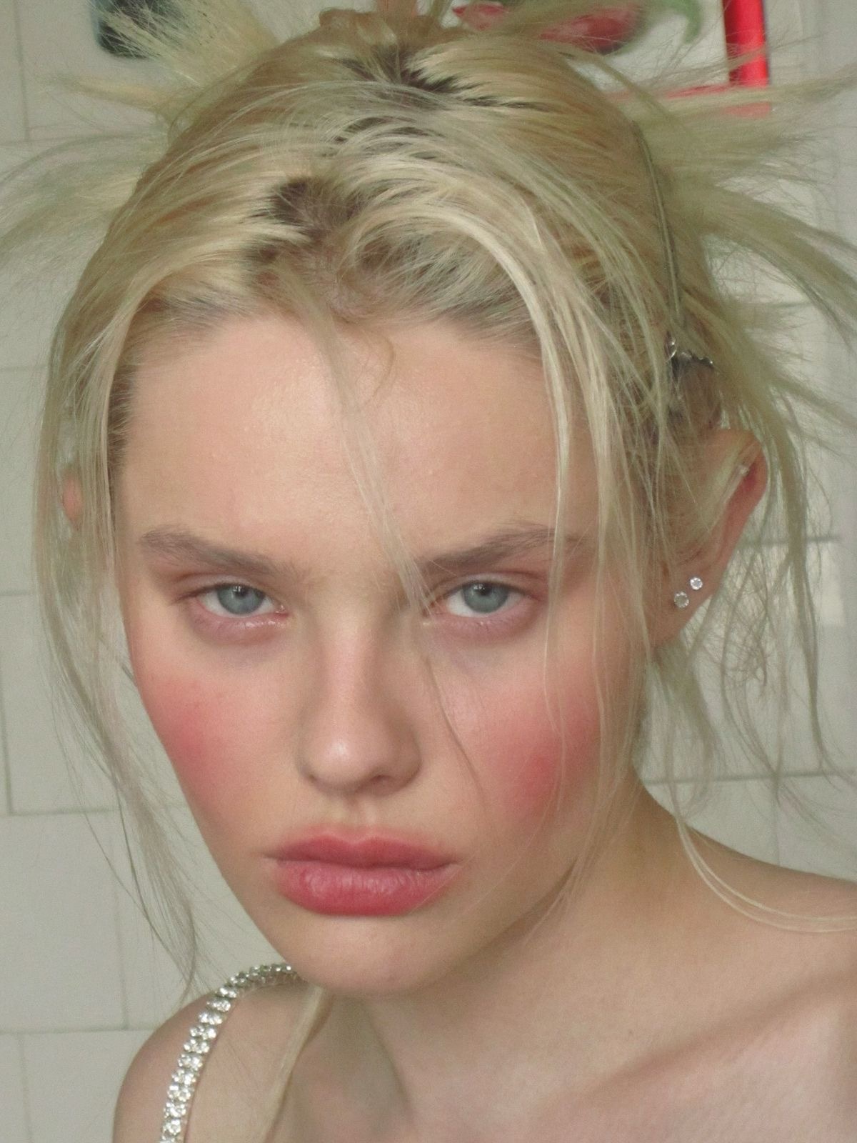 Guava Girl: тренд на макияж цвета тропического фрукта — носим как Селена Гомес, Эль Фаннинг и Фиби Дайневор (фото 16)