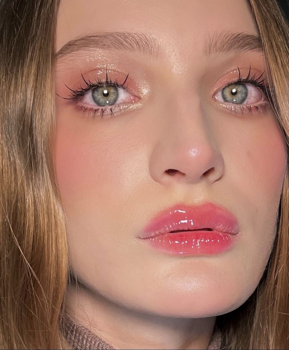 Guava Girl: тренд на макияж цвета тропического фрукта — носим как Селена Гомес, Эль Фаннинг и Фиби Дайневор (фото 13)