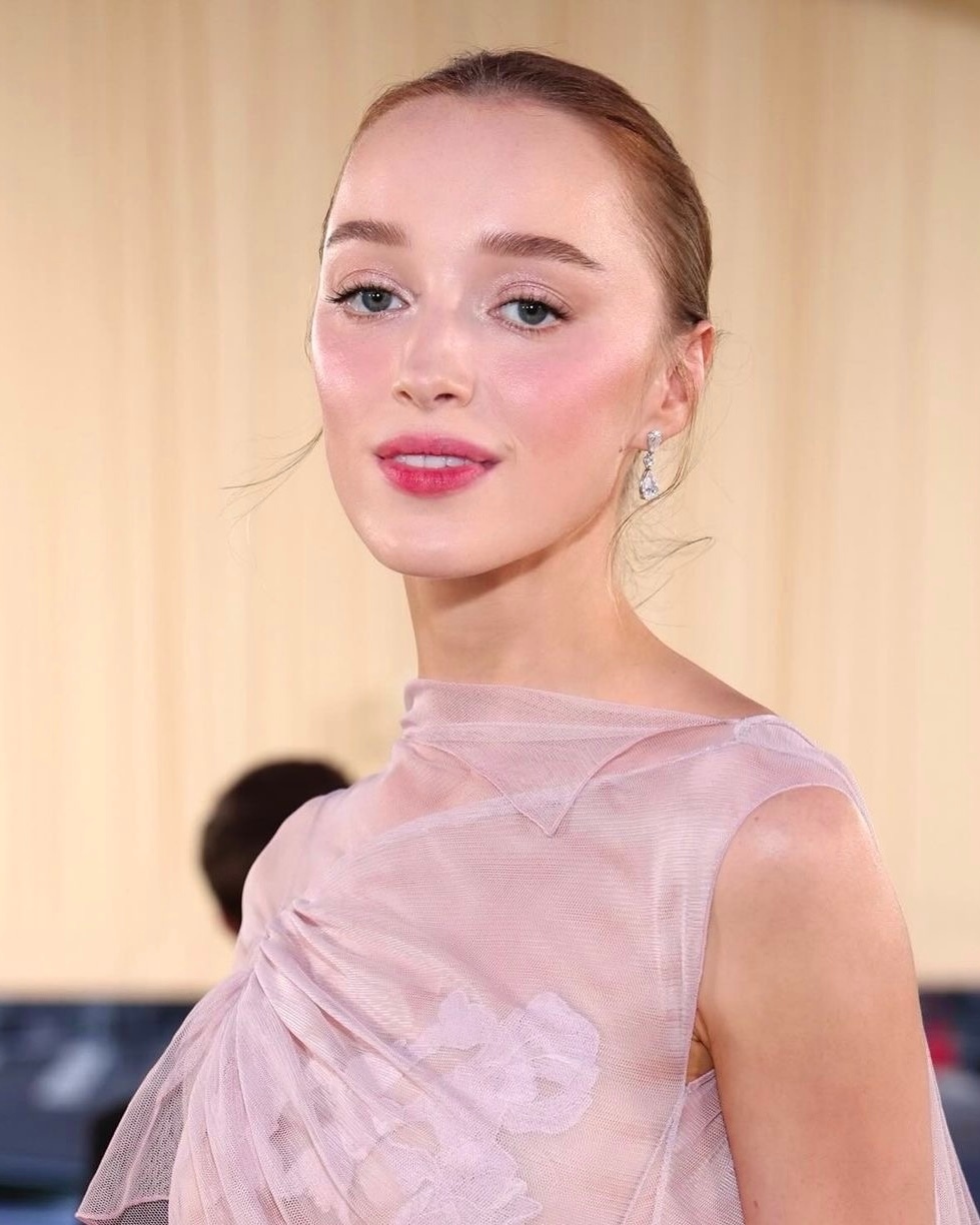 Guava Girl: тренд на макияж цвета тропического фрукта — носим как Селена Гомес, Эль Фаннинг и Фиби Дайневор (фото 4)