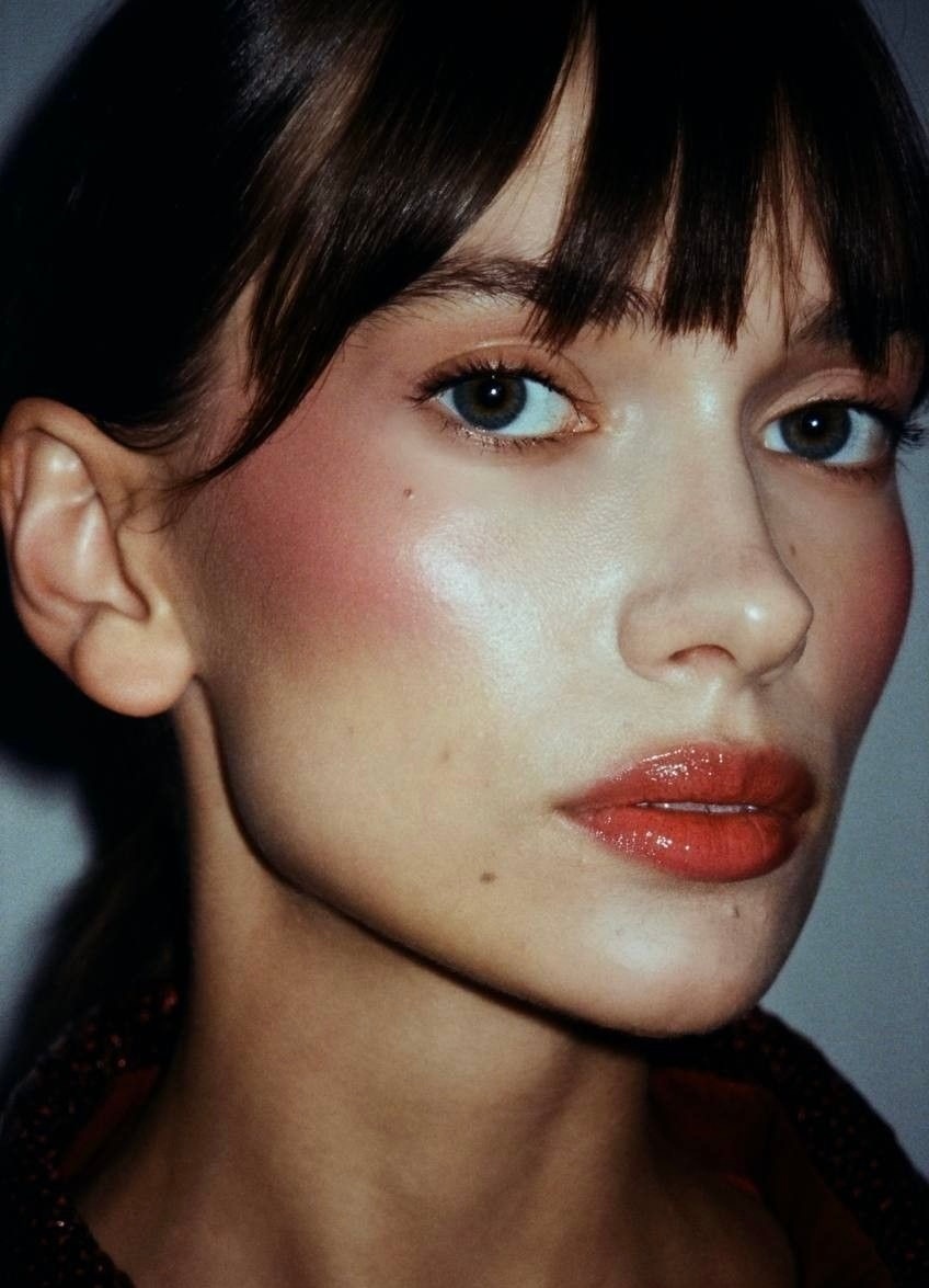 Guava Girl: тренд на макияж цвета тропического фрукта — носим как Селена Гомес, Эль Фаннинг и Фиби Дайневор (фото 25)