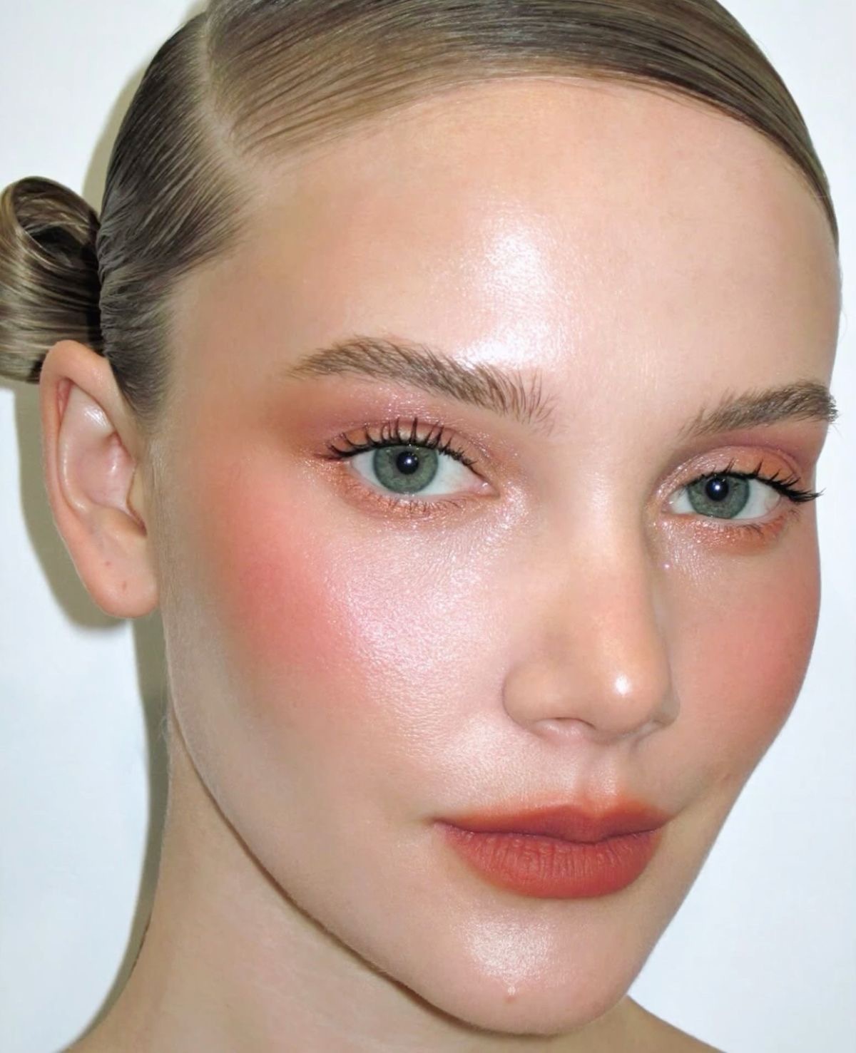 Guava Girl: тренд на макияж цвета тропического фрукта — носим как Селена Гомес, Эль Фаннинг и Фиби Дайневор (фото 12)