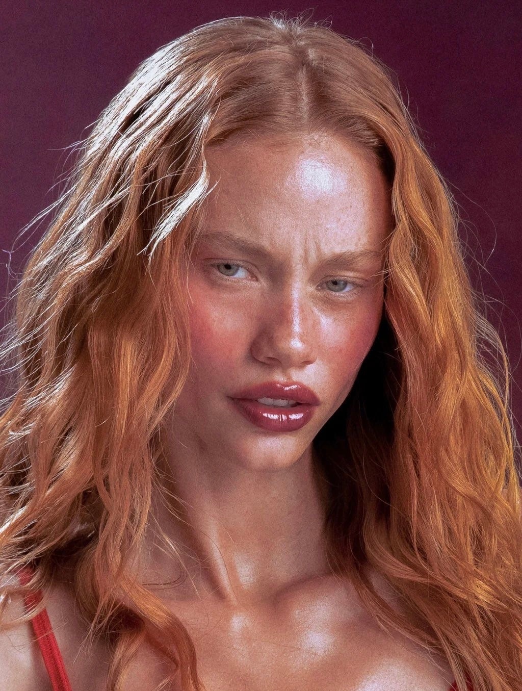 Guava Girl: тренд на макияж цвета тропического фрукта — носим как Селена Гомес, Эль Фаннинг и Фиби Дайневор (фото 23)