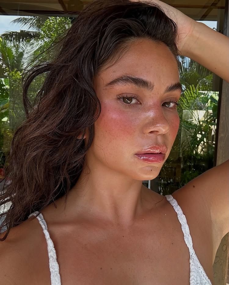 Guava Girl: тренд на макияж цвета тропического фрукта — носим как Селена Гомес, Эль Фаннинг и Фиби Дайневор (фото 9)