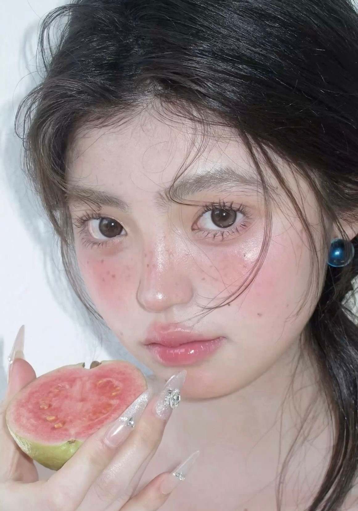 Guava Girl: тренд на макияж цвета тропического фрукта — носим как Селена Гомес, Эль Фаннинг и Фиби Дайневор (фото 10)