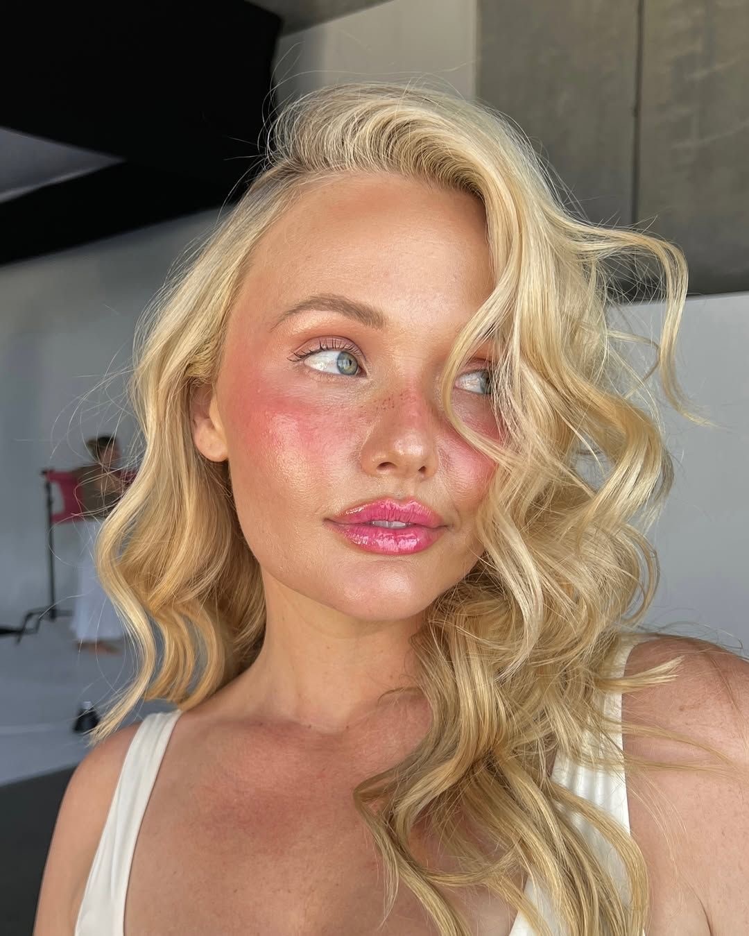 Guava Girl: тренд на макияж цвета тропического фрукта — носим как Селена Гомес, Эль Фаннинг и Фиби Дайневор (фото 8)