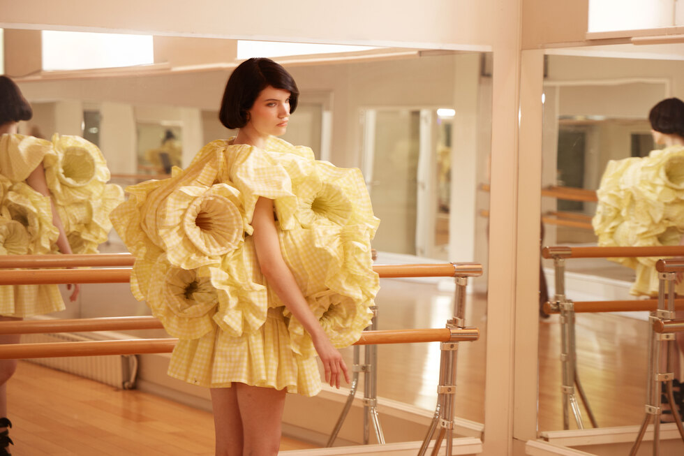 Бигуди, острые зубы и Барбара Крюгер: чем запомнилась выпускная коллекция Романа Зимогорского (фото 27)