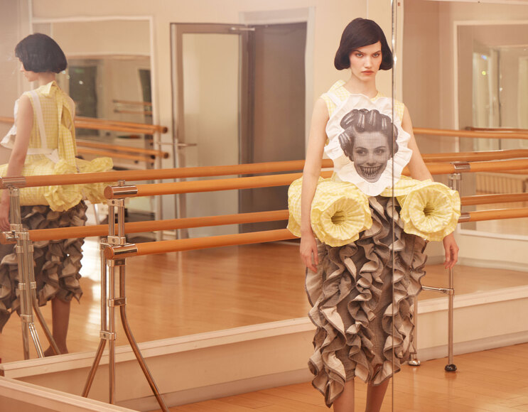 Бигуди, острые зубы и Барбара Крюгер: чем запомнилась выпускная коллекция Романа Зимогорского (фото 5)