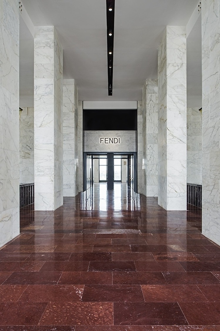 Fendi — 100 лет: от мастерской на Via del Plebiscito до шоу под Колизеем (фото 120)