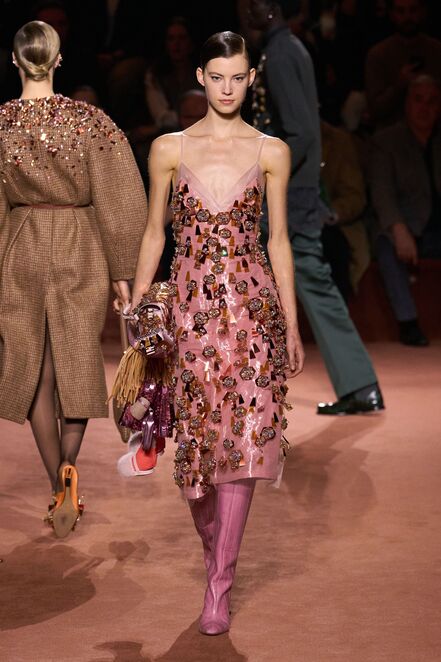 Fendi — 100 лет: от мастерской на Via del Plebiscito до шоу под Колизеем (фото 178)