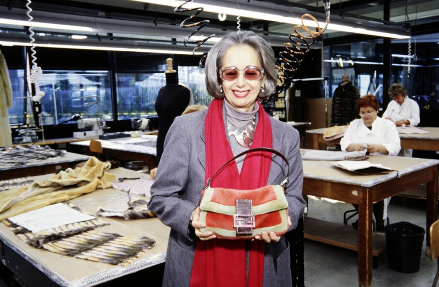 Fendi — 100 лет: от мастерской на Via del Plebiscito до шоу под Колизеем (фото 89)