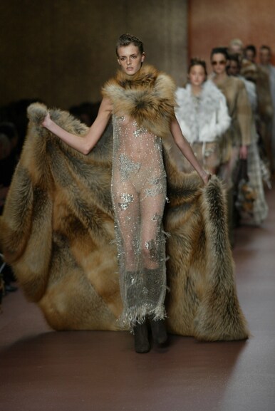 Fendi — 100 лет: от мастерской на Via del Plebiscito до шоу под Колизеем (фото 38)