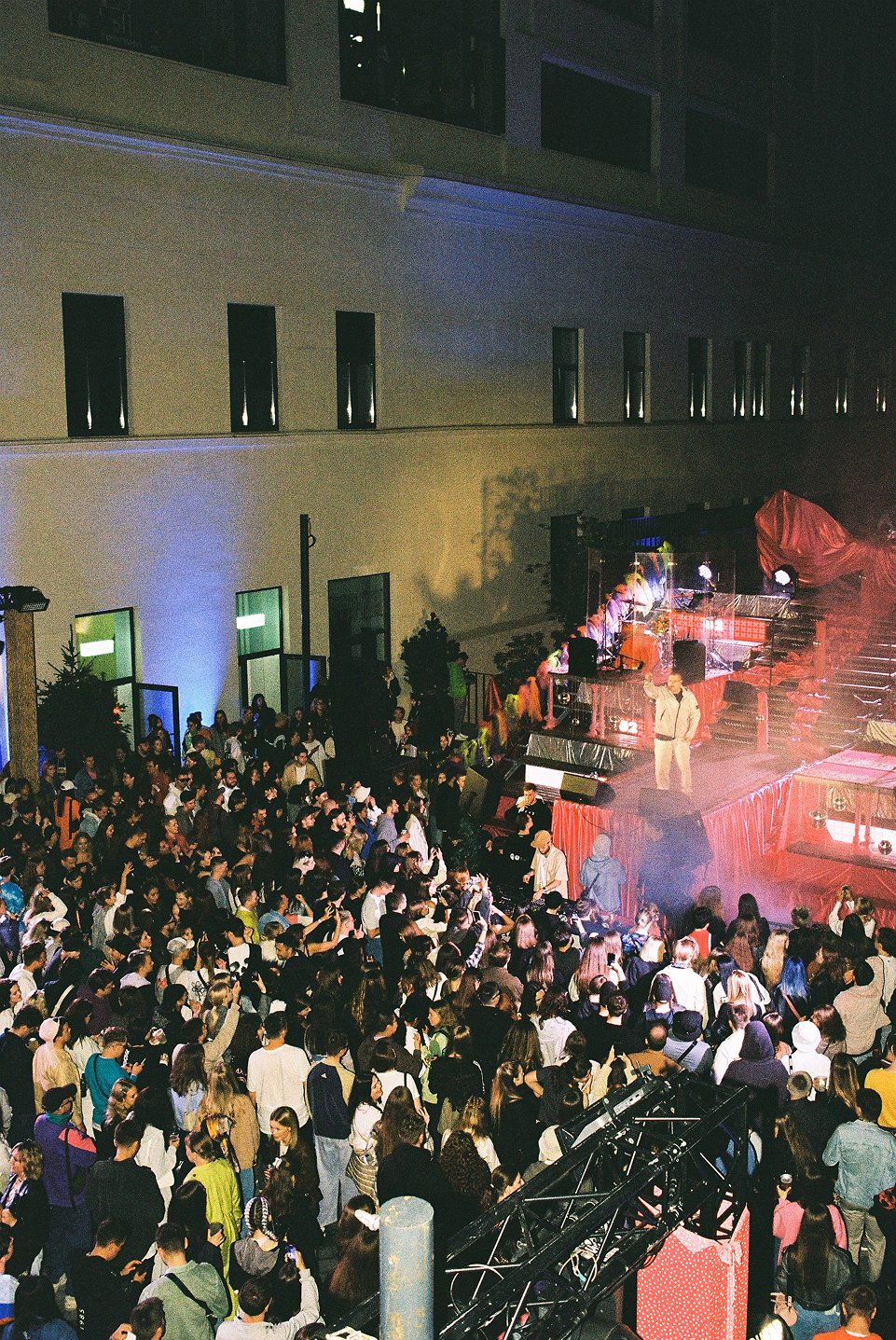 Лекции по литературе и концерты инди-музыки: планы редакции BURO. на последние три недели лета (фото 16)