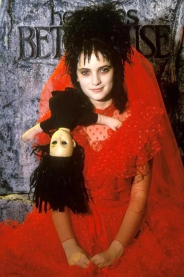 От звезды Disney до Уэнздей Аддамс: эволюция стиля Дженны Ортеги (фото 51)