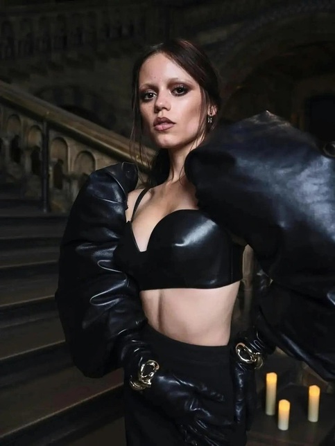 От звезды Disney до Уэнздей Аддамс: эволюция стиля Дженны Ортеги (фото 57)