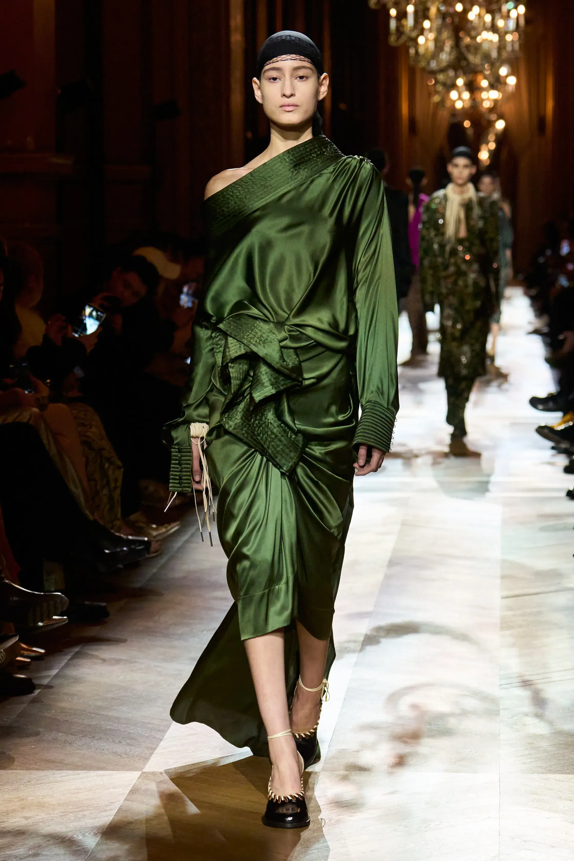 Кобальтовый, революционный красный и пастель — палитра сезона осень-зима 2025 (фото 41)