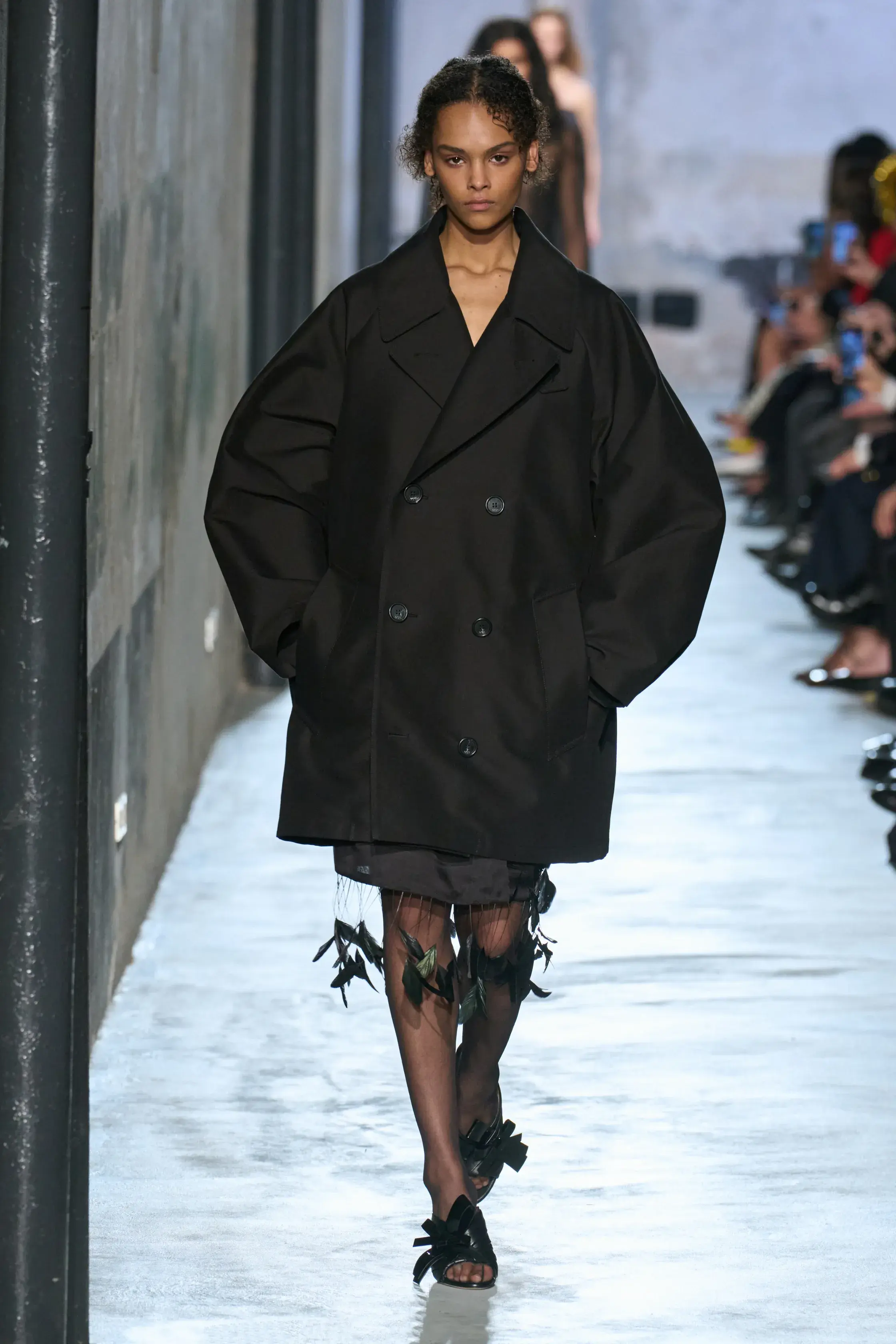 Кобальтовый, революционный красный и пастель — палитра сезона осень-зима 2025 (фото 13)