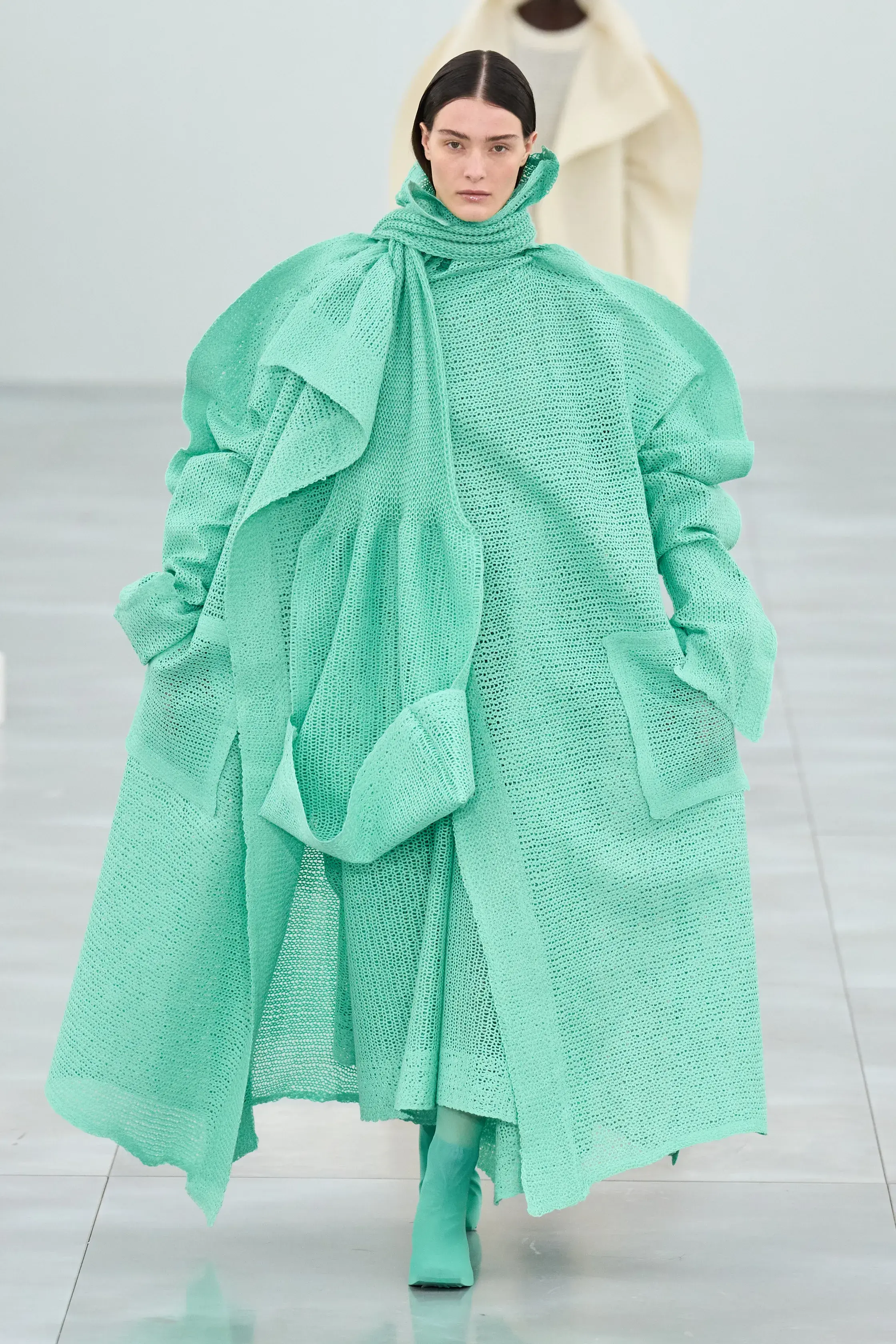 Кобальтовый, революционный красный и пастель — палитра сезона осень-зима 2025 (фото 45)