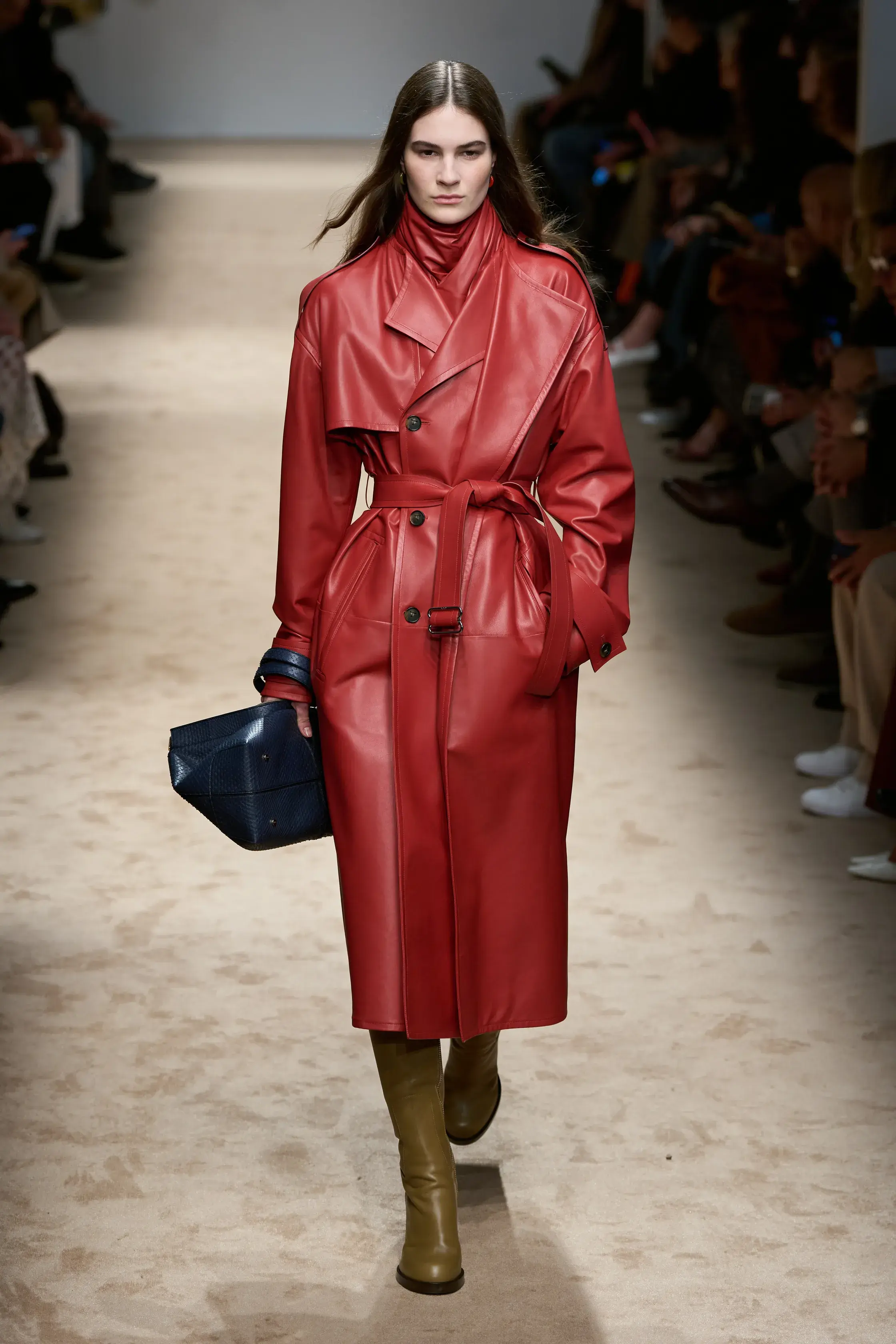 Кобальтовый, революционный красный и пастель — палитра сезона осень-зима 2025 (фото 2)