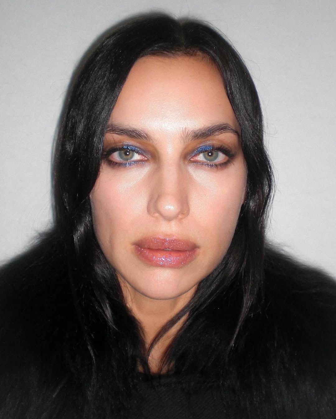 Glitter Eyeshadow: тренд на глазированные тени — носим как Кейт Мосс, Ирина Шейк и Дуа Липа (фото 4)