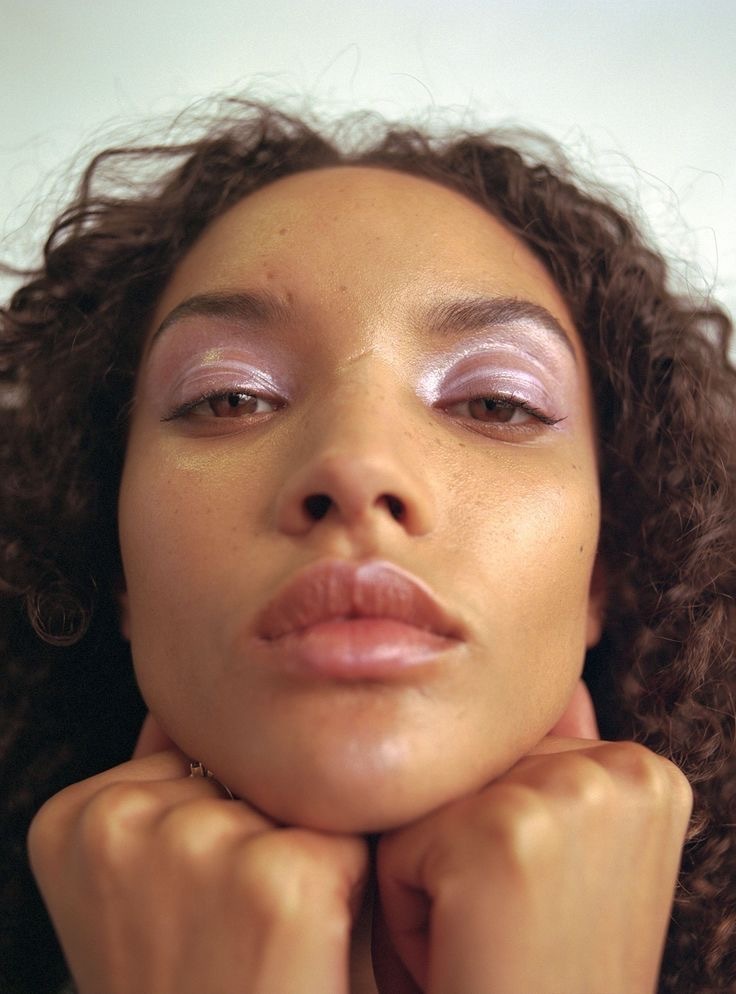 Glitter Eyeshadow: тренд на глазированные тени — носим как Кейт Мосс, Ирина Шейк и Дуа Липа (фото 24)