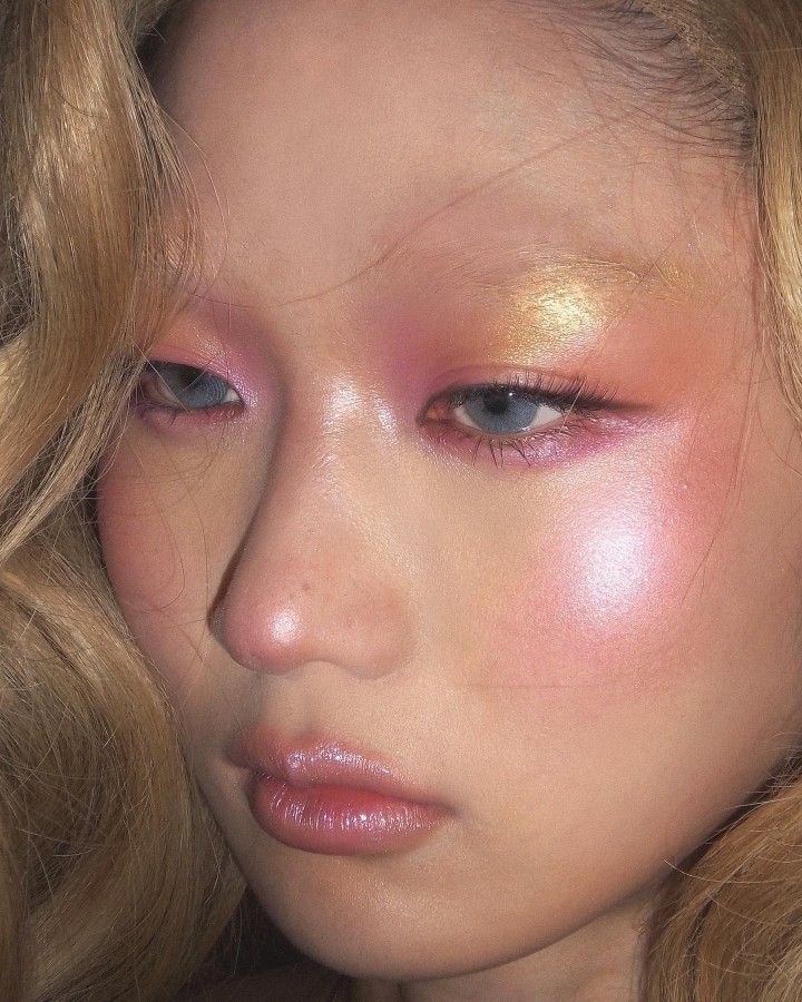 Glitter Eyeshadow: тренд на глазированные тени — носим как Кейт Мосс, Ирина Шейк и Дуа Липа (фото 28)