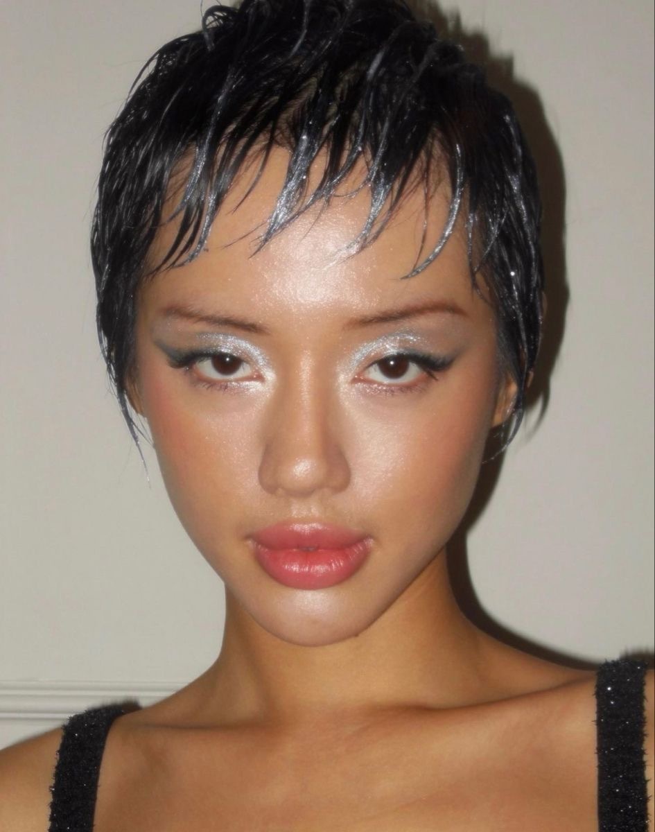 Glitter Eyeshadow: тренд на глазированные тени — носим как Кейт Мосс, Ирина Шейк и Дуа Липа (фото 21)