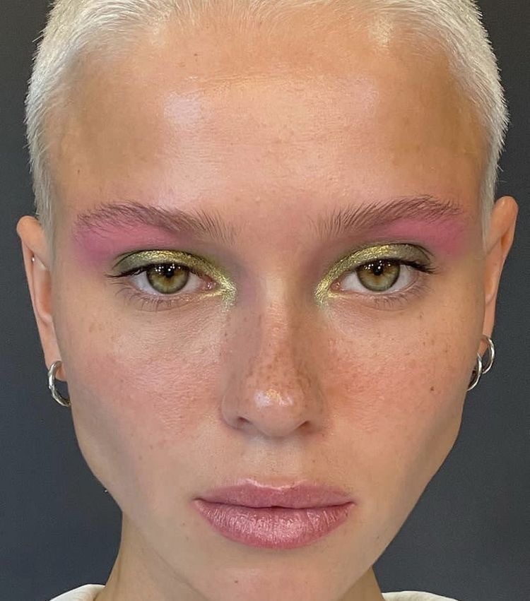 Glitter Eyeshadow: тренд на глазированные тени — носим как Кейт Мосс, Ирина Шейк и Дуа Липа (фото 30)