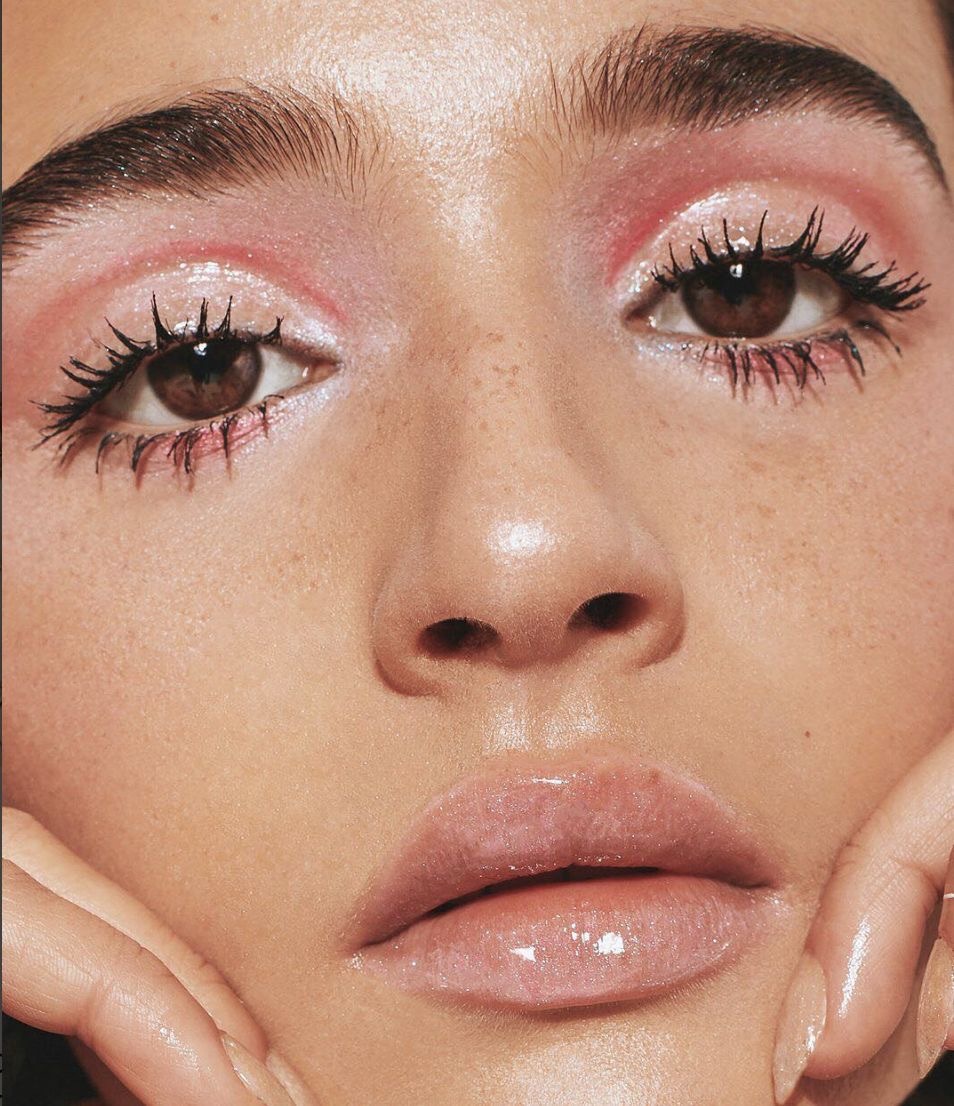 Glitter Eyeshadow: тренд на глазированные тени — носим как Кейт Мосс, Ирина Шейк и Дуа Липа (фото 23)