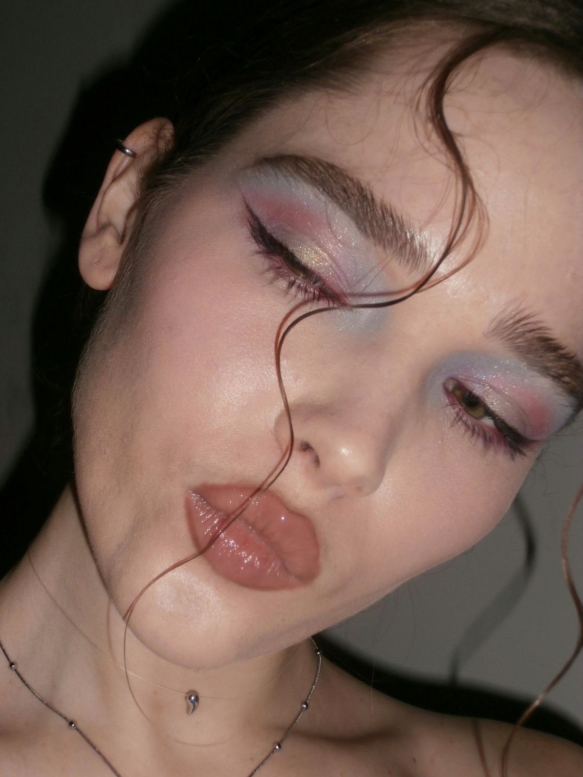 Glitter Eyeshadow: тренд на глазированные тени — носим как Кейт Мосс, Ирина Шейк и Дуа Липа (фото 29)