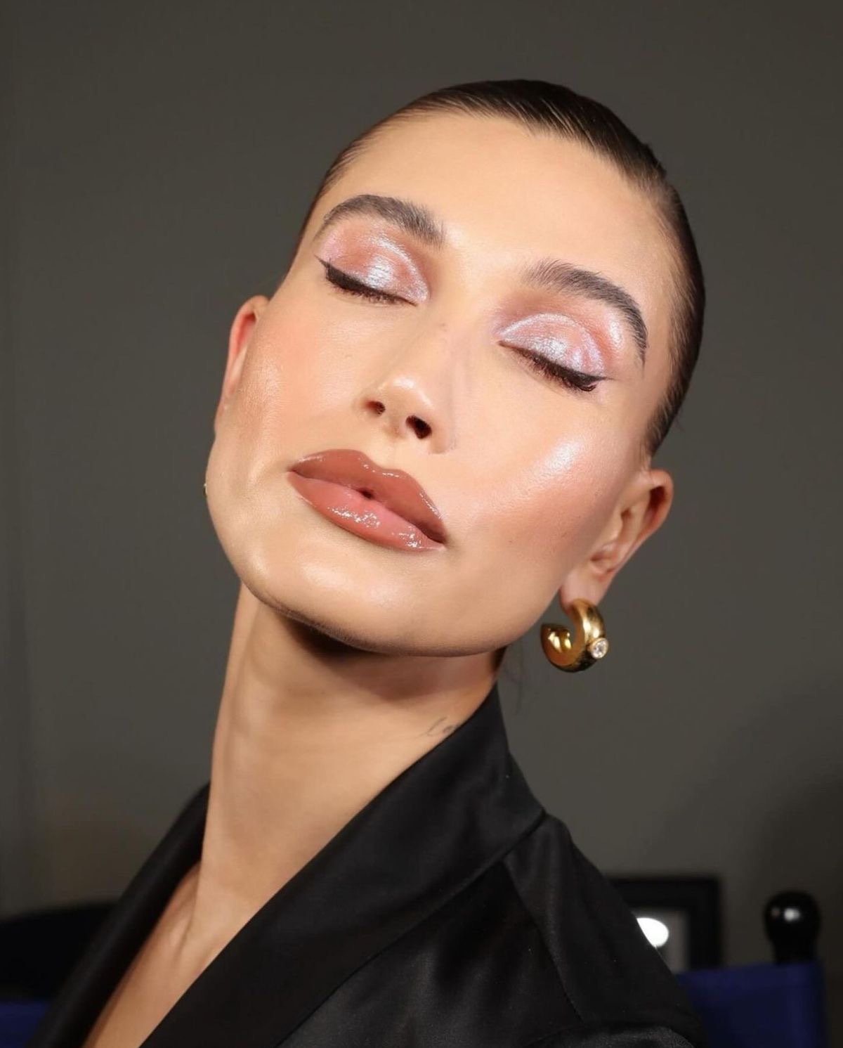 Glitter Eyeshadow: тренд на глазированные тени — носим как Кейт Мосс, Ирина Шейк и Дуа Липа (фото 6)