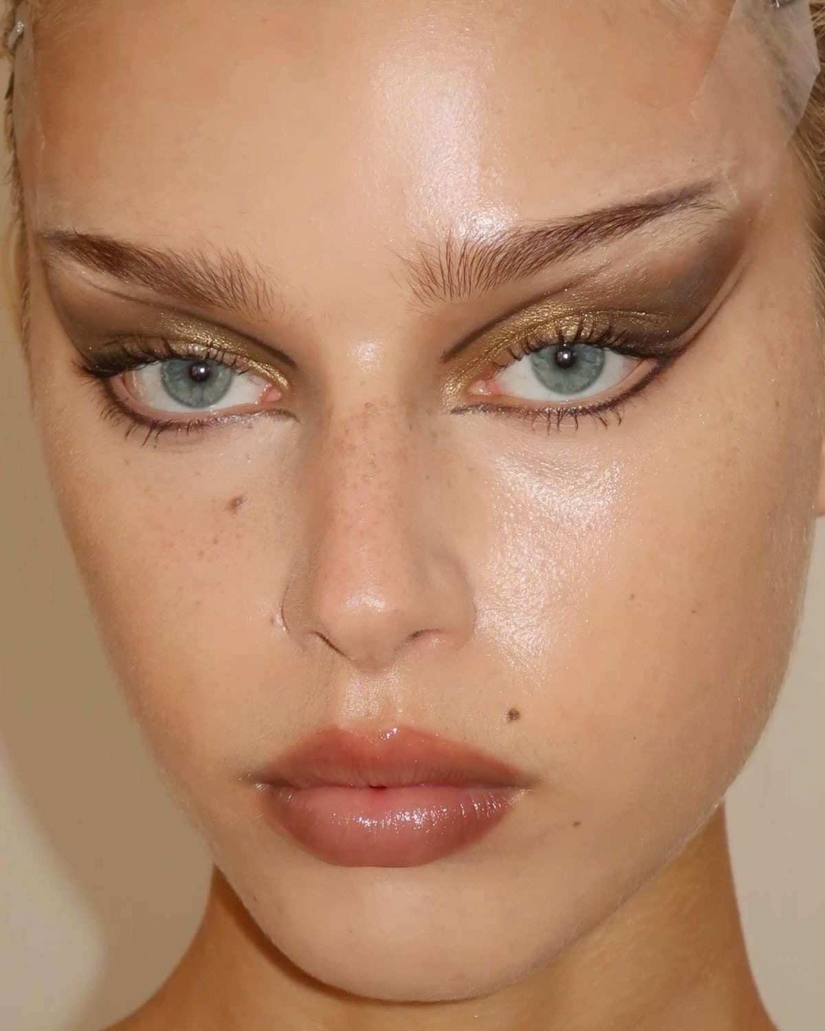 Glitter Eyeshadow: тренд на глазированные тени — носим как Кейт Мосс, Ирина Шейк и Дуа Липа (фото 18)