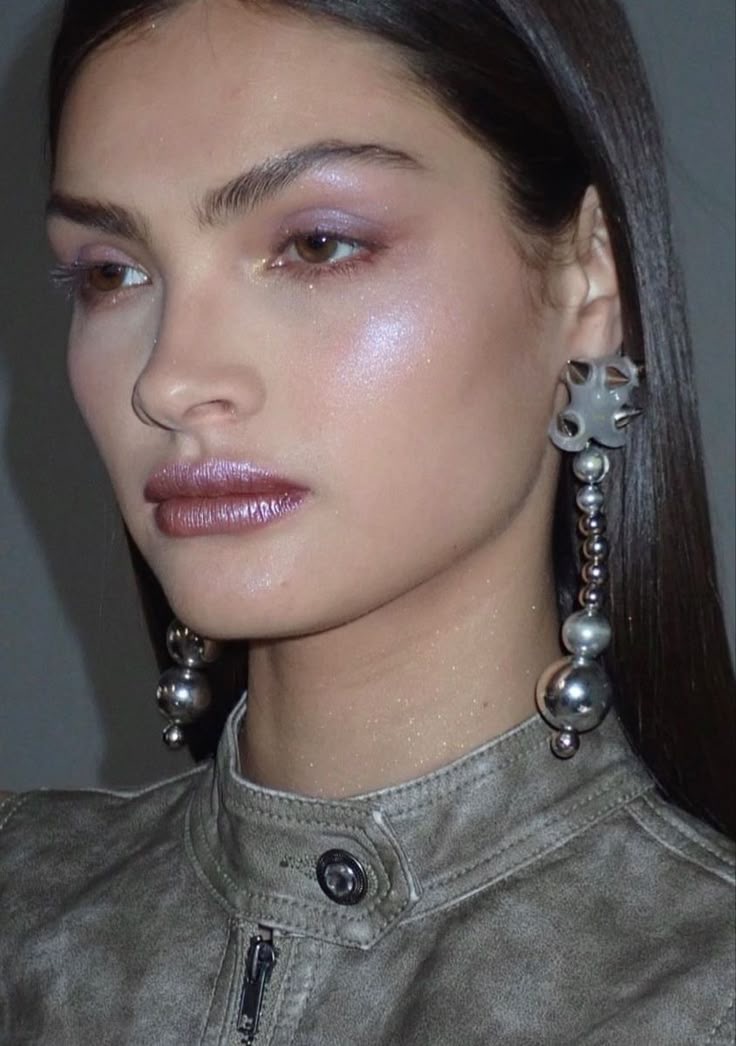 Glitter Eyeshadow: тренд на глазированные тени — носим как Кейт Мосс, Ирина Шейк и Дуа Липа (фото 16)